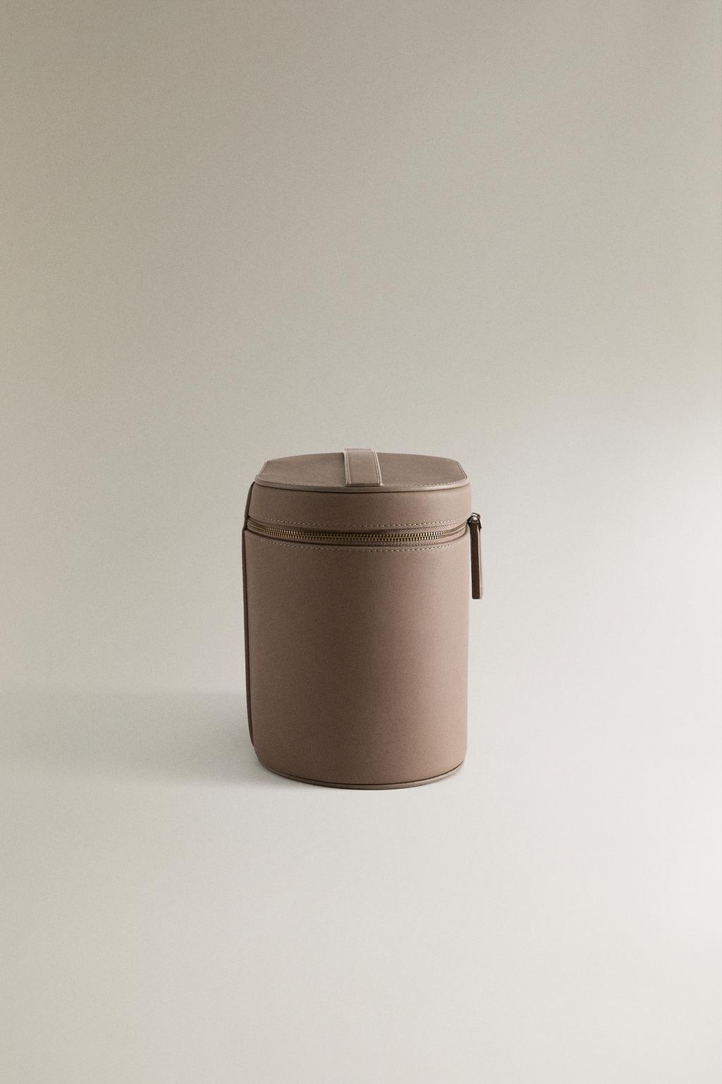 Сумка для косметики из кожи