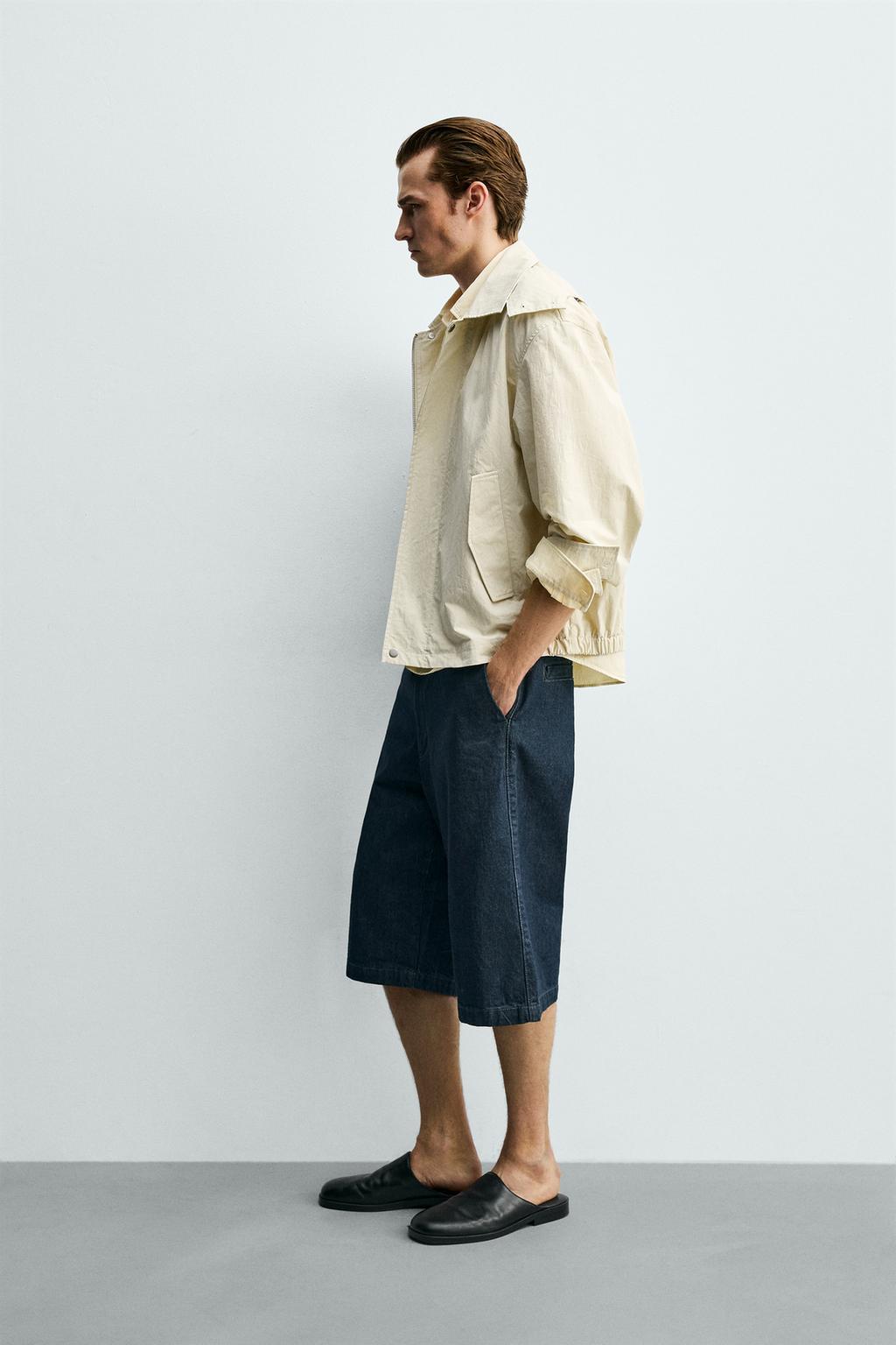 УКОРОЧЕННАЯ ПАРКА ИЗ ВЫСОКОТЕХНОЛОГИЧНОЙ ТКАНИ С КАПЮШОНОМ