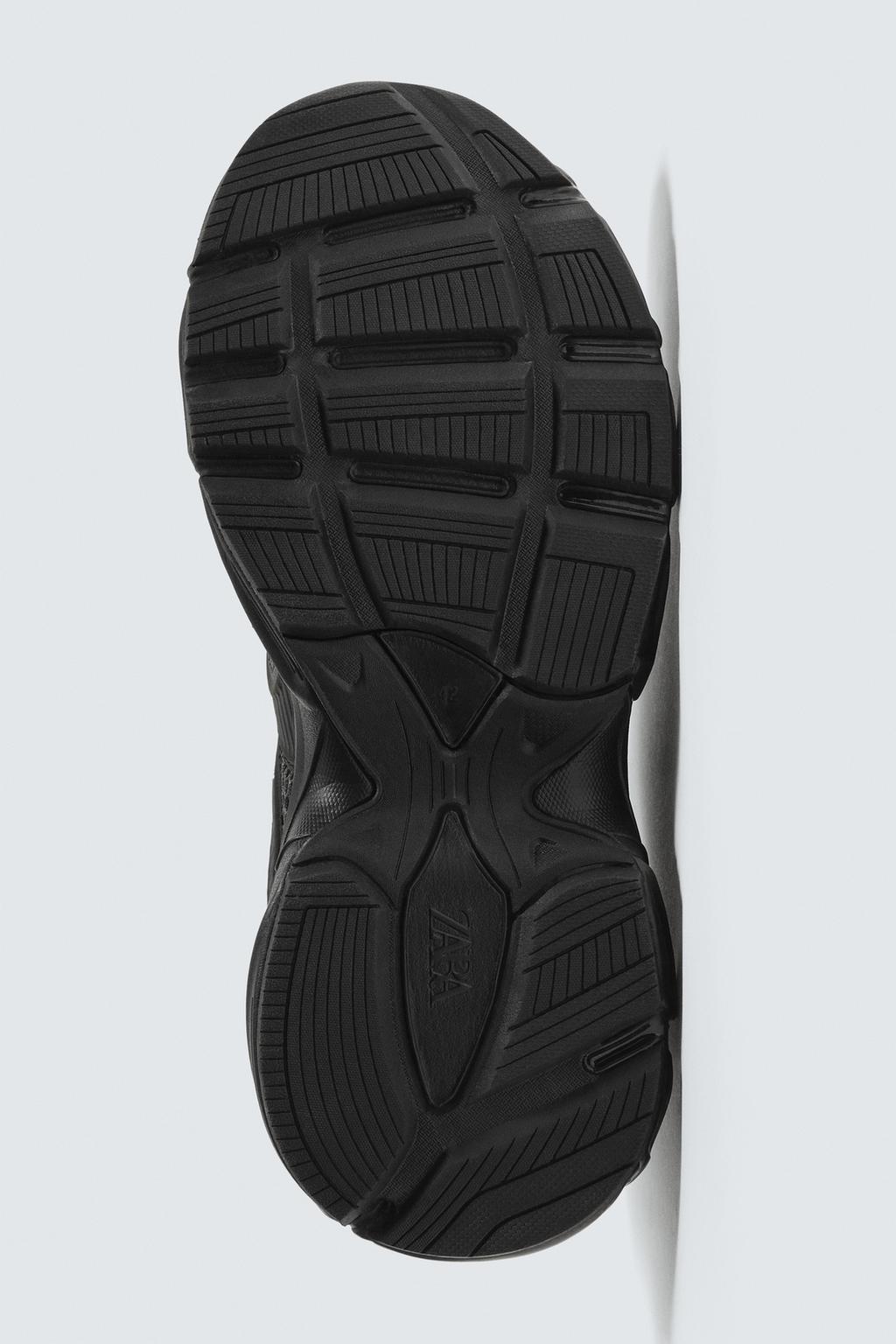 КРОССОВКИ НА ОБЪЕМНОЙ ПОДОШВЕ