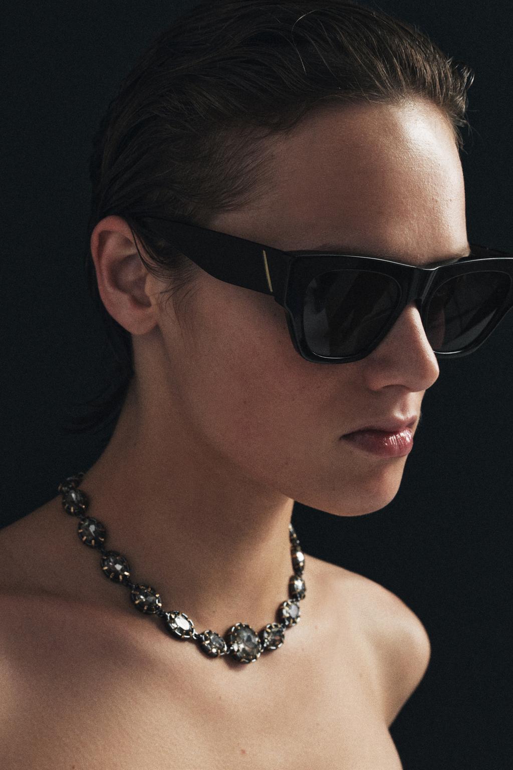 ОЖЕРЕЛЬЕ С МЕТАЛЛИЧЕСКИМИ ДЕТАЛЯМИ И СТРАЗАМИ