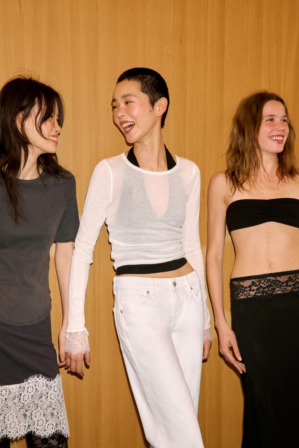 ПОЛУПРОЗРАЧНЫЙ ТОП С КРУЖЕВНЫМИ МАНЖЕТАМИ