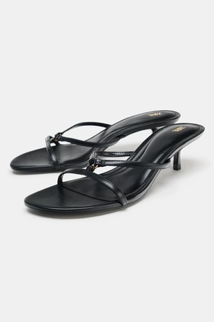 Босоножки на каблуке котенка с металлическим деталем- Заказать в России