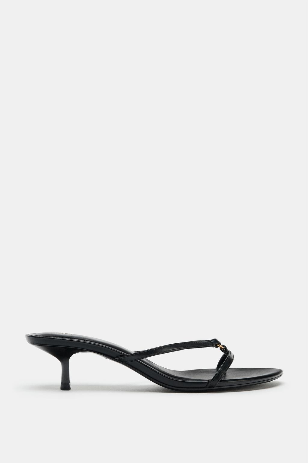 Босоножки на каблуке котенка с металлическим деталем