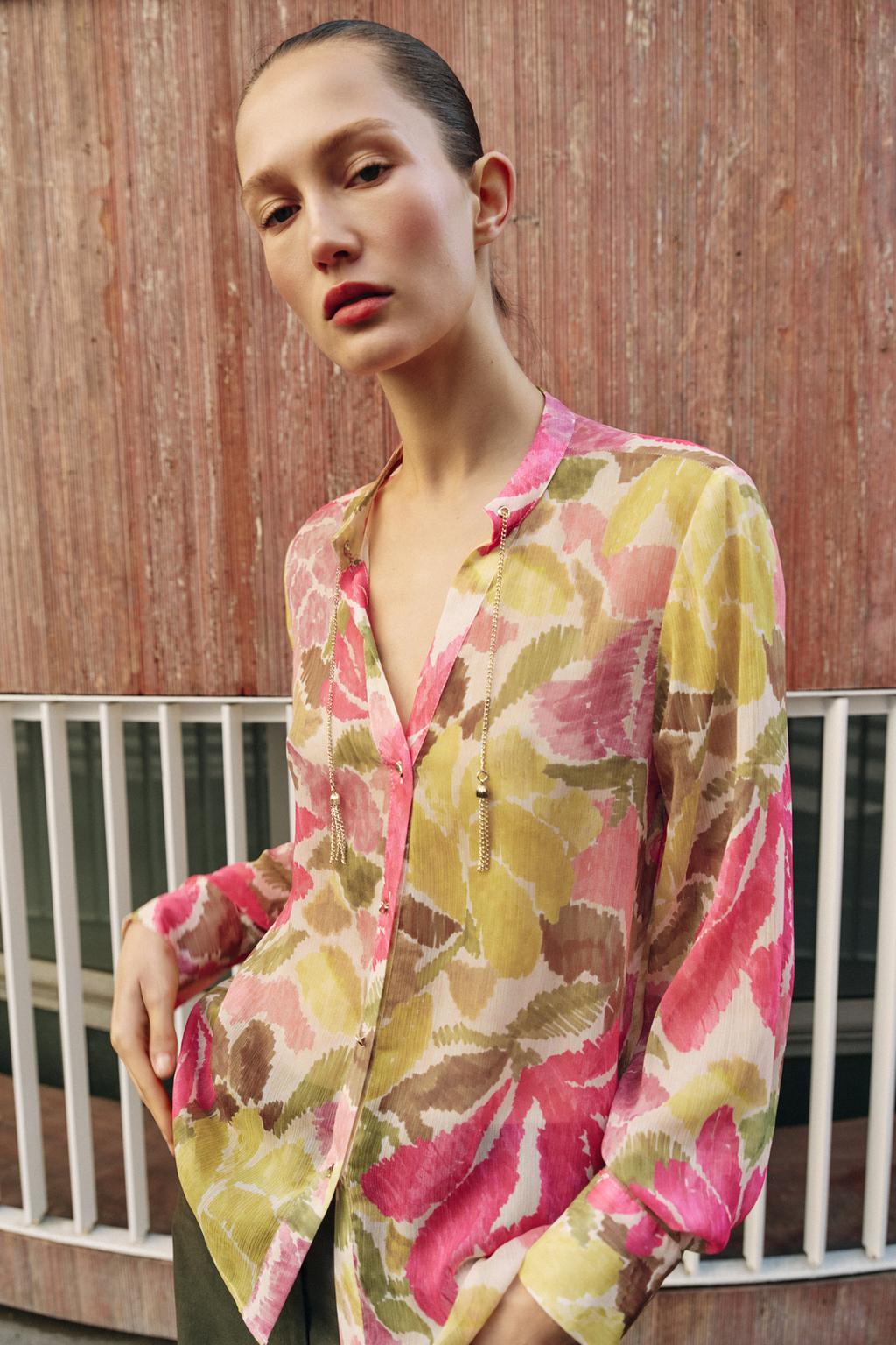 БЛУЗА С ЦВЕТОЧНЫМ ПРИНТОМ И БУСИНАМИ