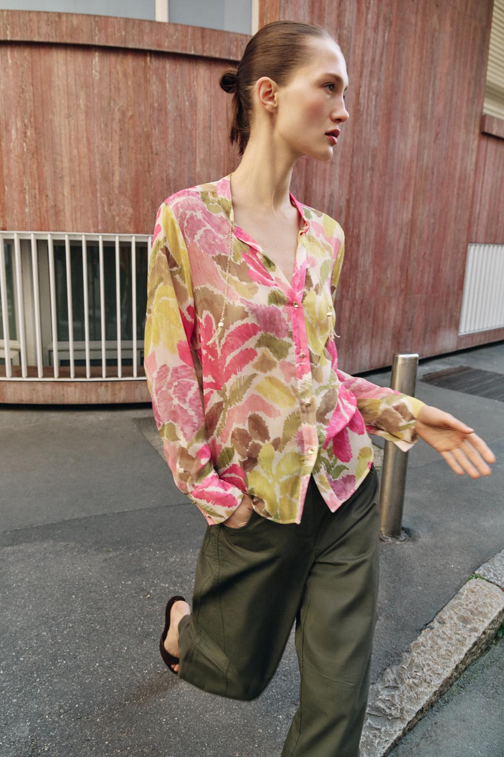 БЛУЗА С ЦВЕТОЧНЫМ ПРИНТОМ И БУСИНАМИ