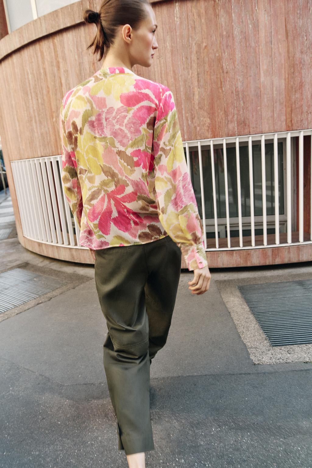 БЛУЗА С ЦВЕТОЧНЫМ ПРИНТОМ И БУСИНАМИ