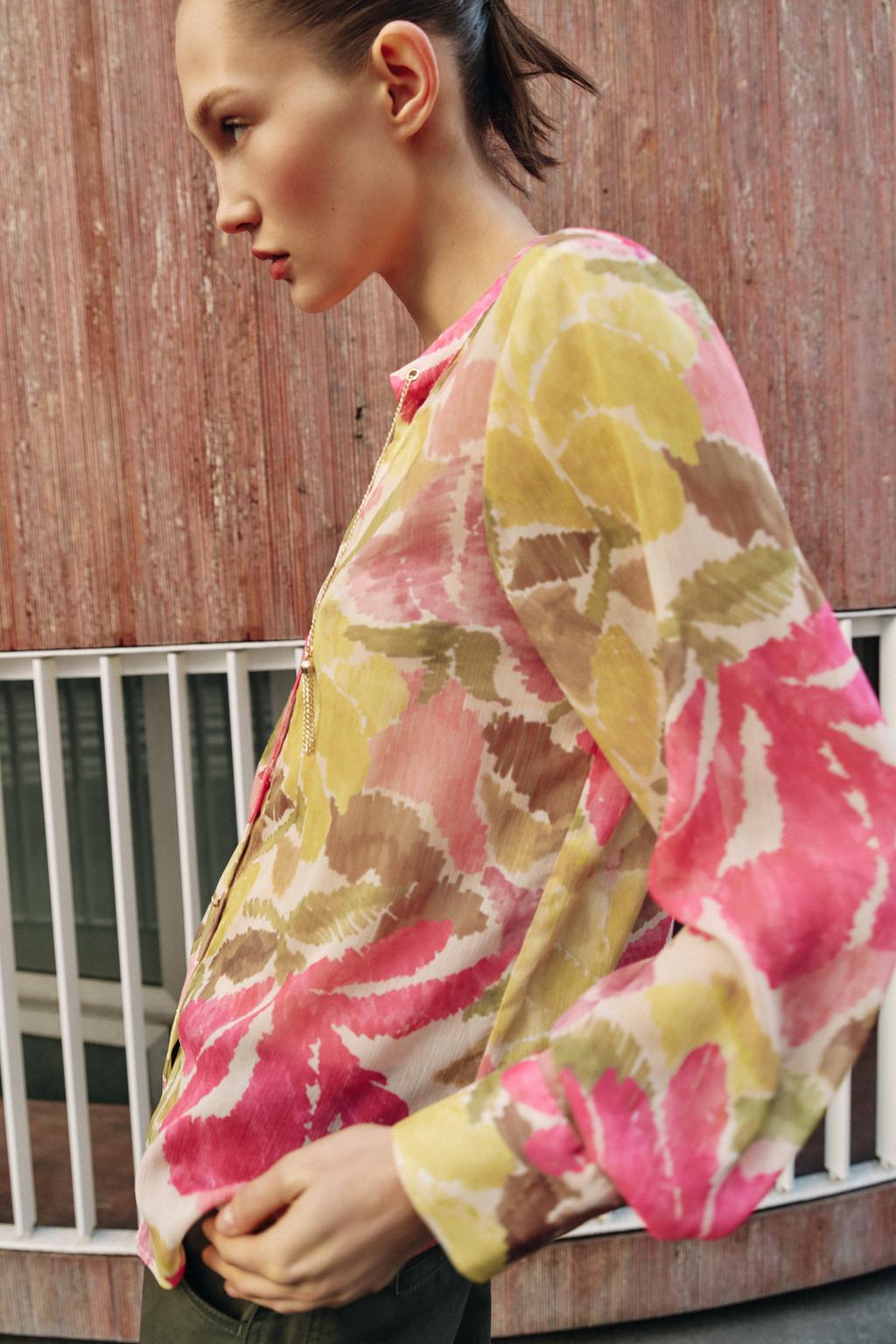 БЛУЗА С ЦВЕТОЧНЫМ ПРИНТОМ И БУСИНАМИ