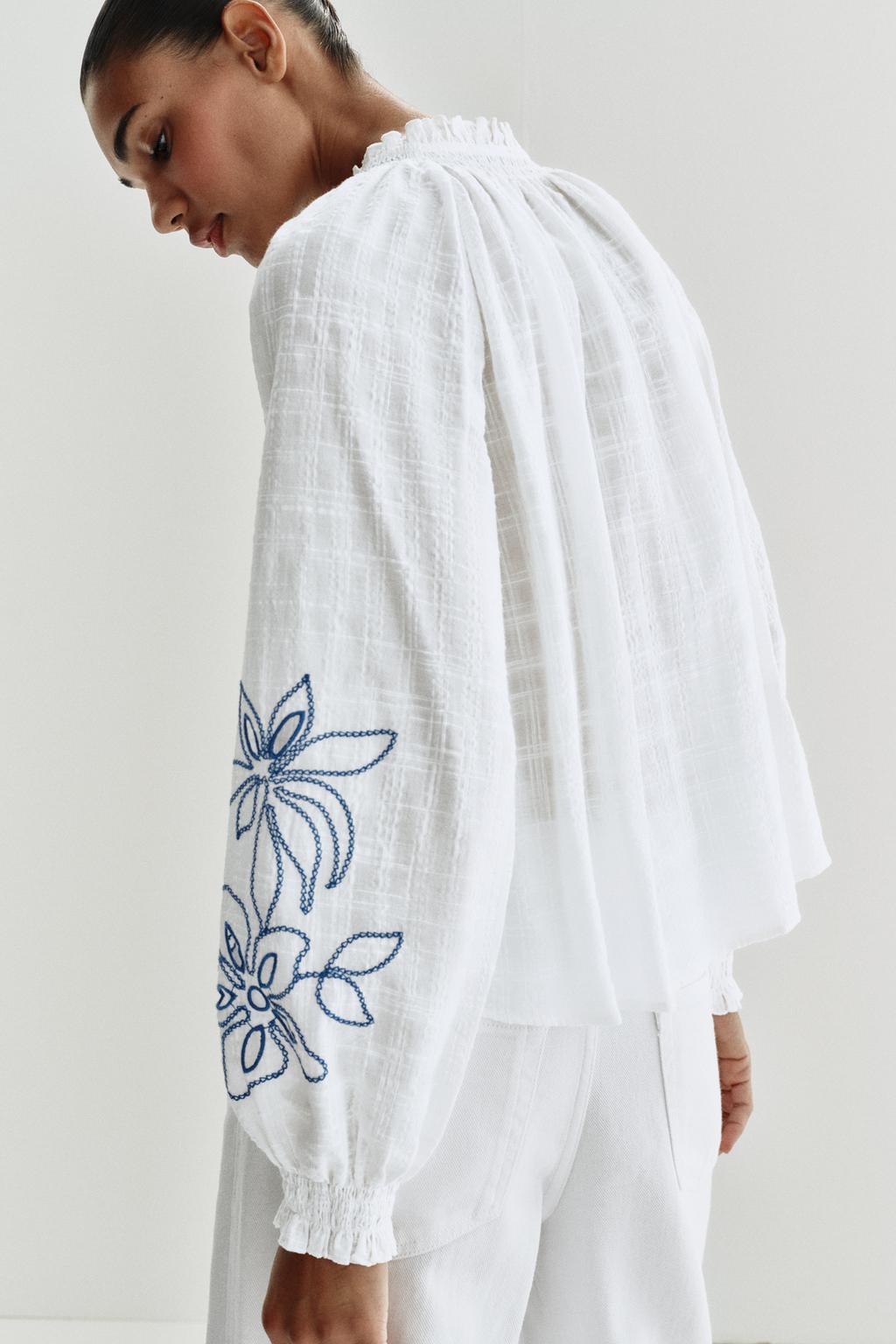 БЛУЗА С ЦВЕТОЧНОЙ ВЫШИВКОЙ