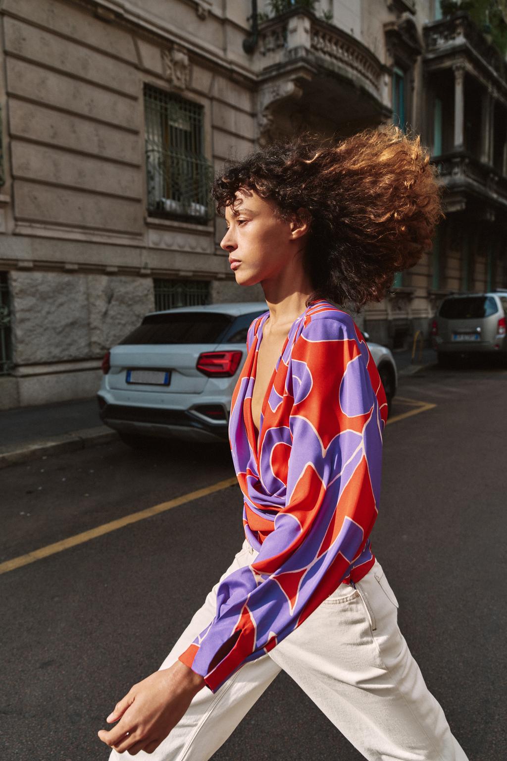 АТЛАСНАЯ РУБАШКА С ПРИНТОМ И ПОДПЛЕЧНИКАМИ