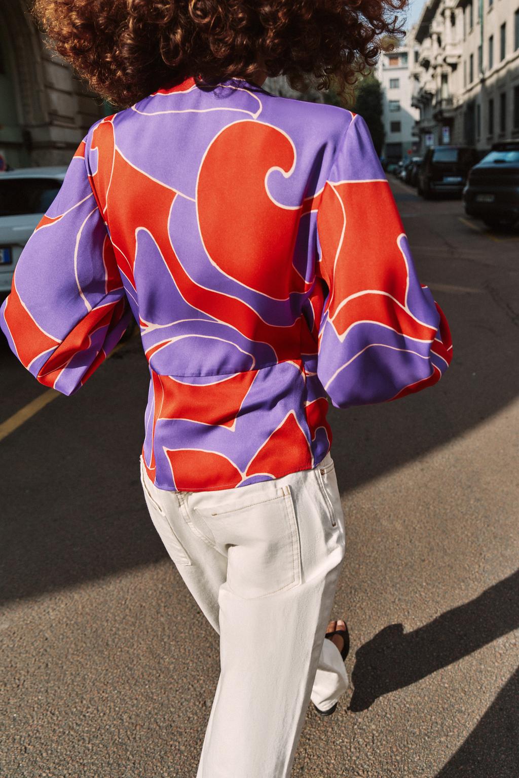 АТЛАСНАЯ РУБАШКА С ПРИНТОМ И ПОДПЛЕЧНИКАМИ