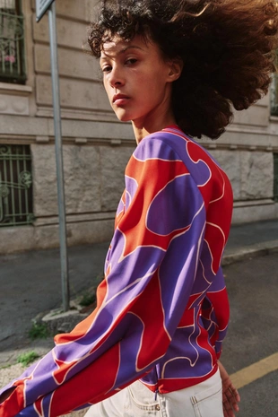 Атласная рубашка с принтом и подплечниками- Заказать в России