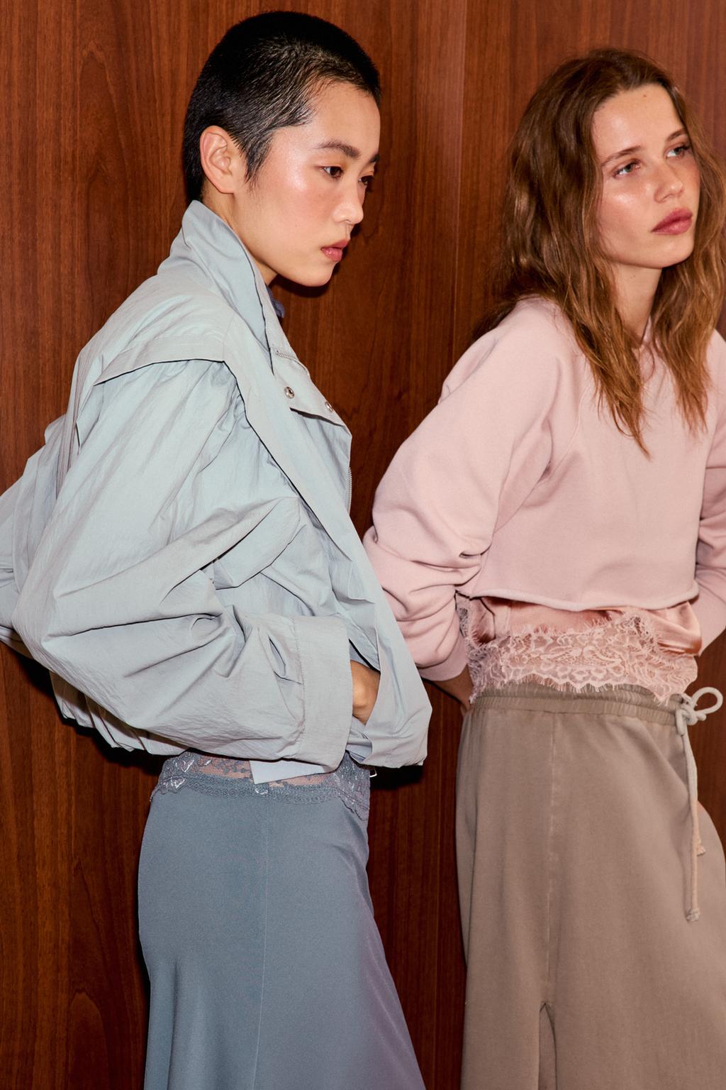 ЮБКА ИЗ ВЫЦВЕТШЕЙ ТКАНИ С КРУЖЕВНОЙ ОТДЕЛКОЙ