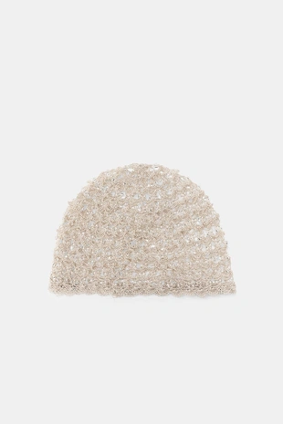 Вязаная шапочка с бусинами