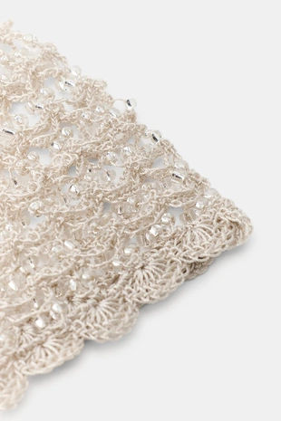 Вязаная шапочка с бусинами