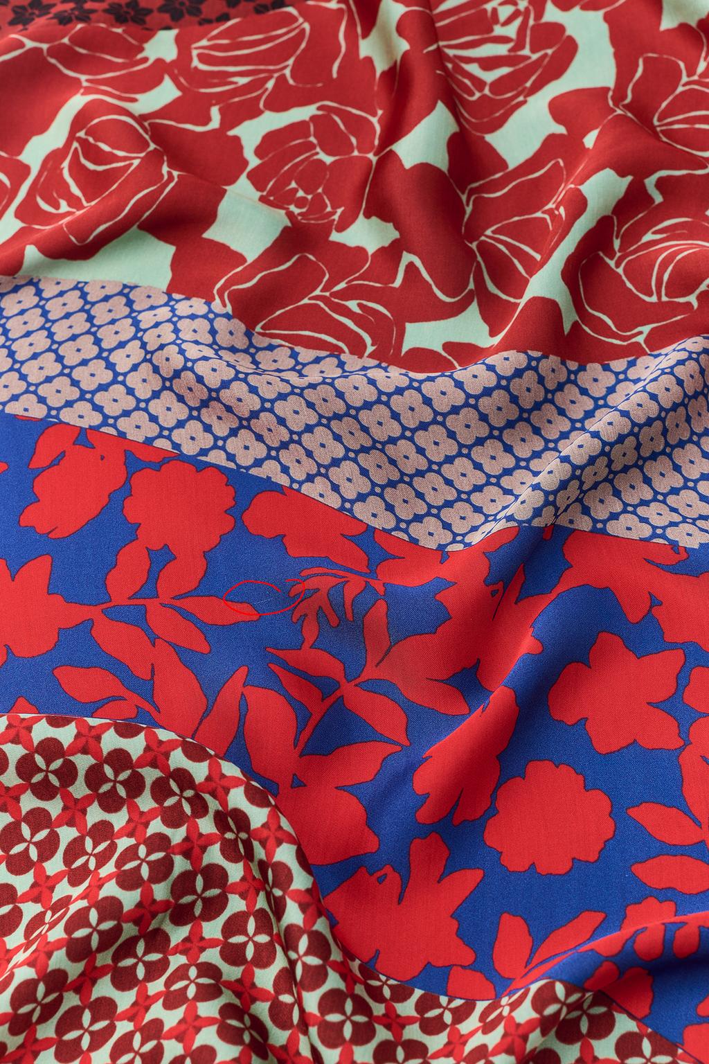 АТЛАСНЫЙ ПЛАТОК С ЦВЕТОЧНЫМ ПРИНТОМ