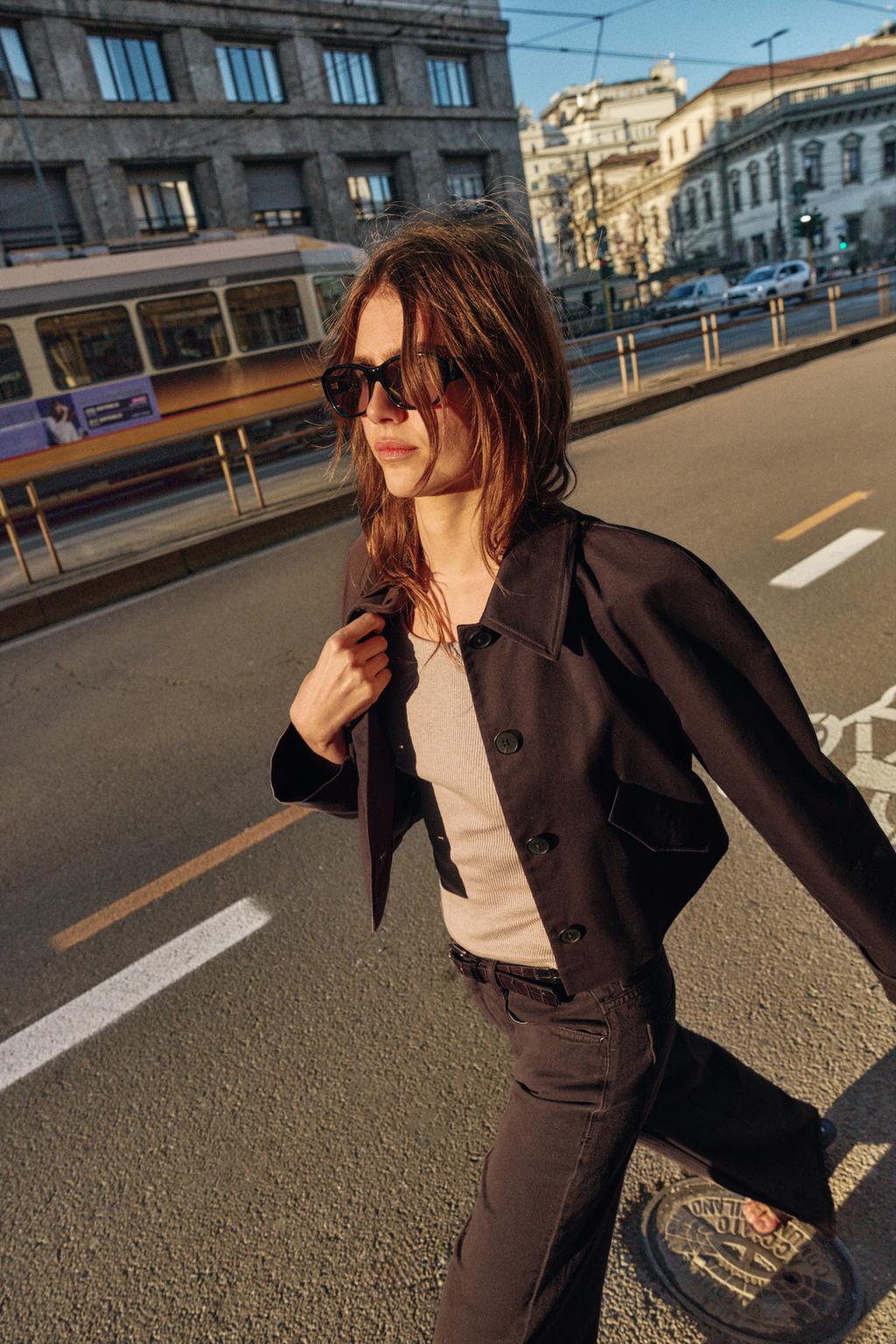 КОРОТКАЯ КУРТКА С ЛАЦКАНАМИ