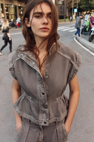 Джинсовый жилет Z1975 с воротником-стойкой- Заказать в России