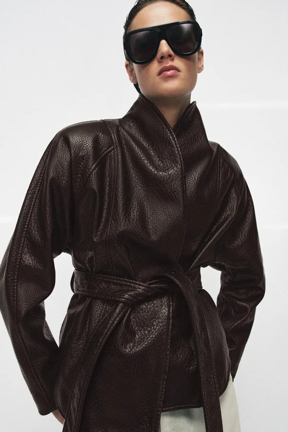 КУРТКА ИЗ ИСКУССТВЕННОЙ КОЖИ С ПОЯСОМ — коллекция Zara «ZW»