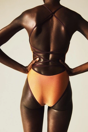 Атласный купальник с контрастными деталями- Заказать в России