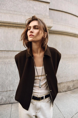 Жилет с подплечниками и эластичным низом- Заказать в России