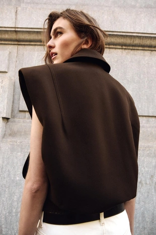 Жилет с подплечниками и эластичным низом- Заказать в России