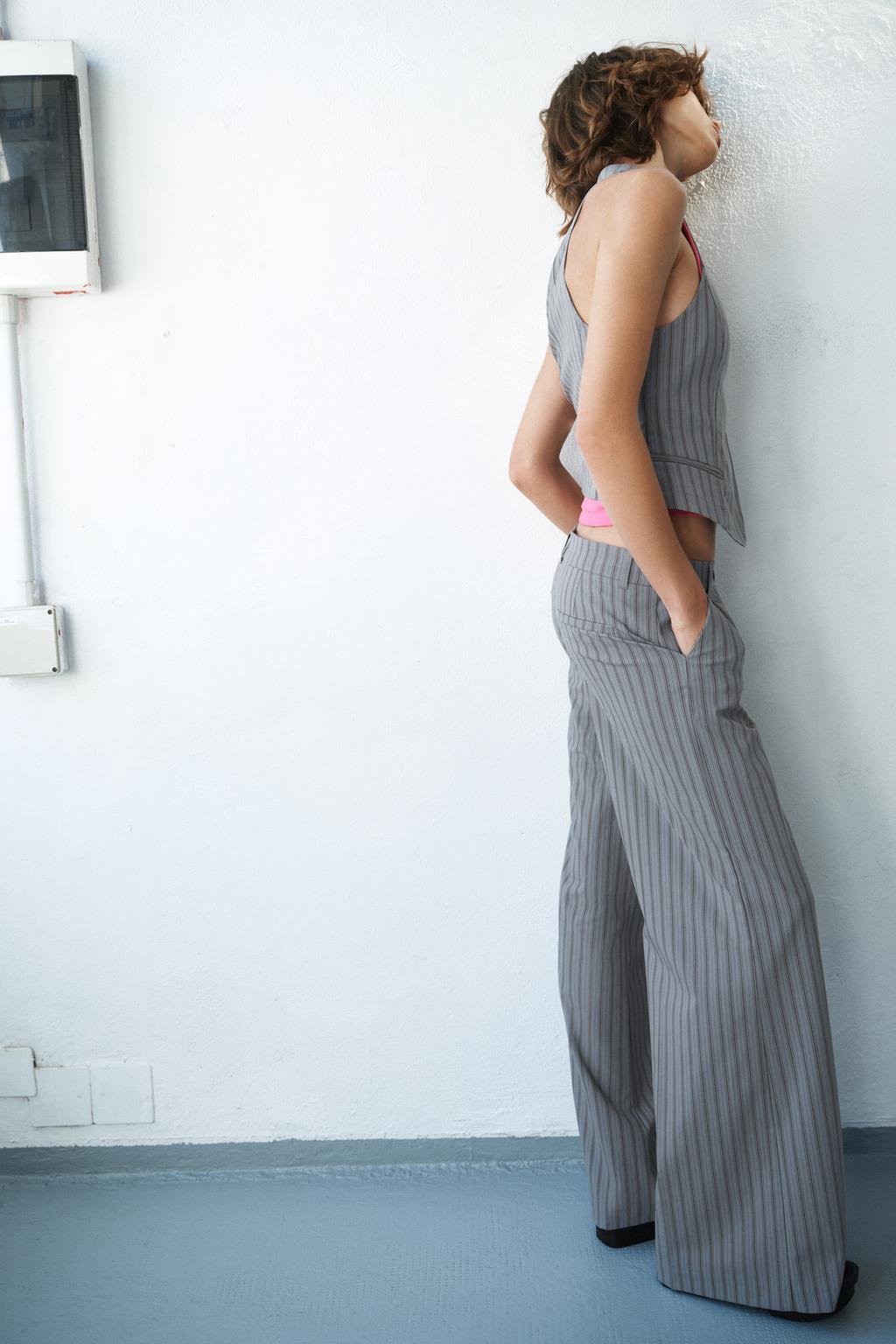 БРЮКИ КЛЕШ В ТОНКУЮ ПОЛОСКУ