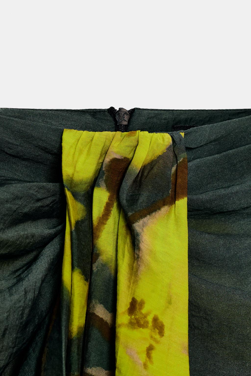 ПАРЕО С ЦВЕТОЧНЫМ ПРИНТОМ И УЗЛОМ