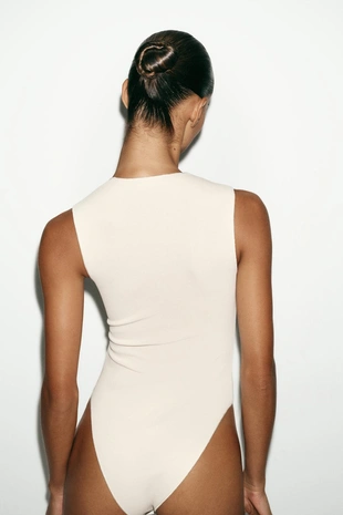 Боди с квадратным вырезом из эластичной ткани