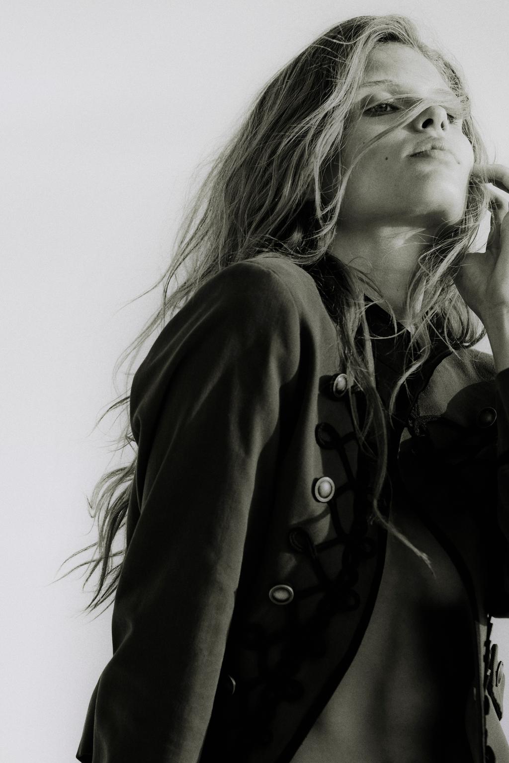 БЛЕЙЗЕР С ПОГОНАМИ И ЗАСТЕЖКАМИ-АЛАМАРАМИ