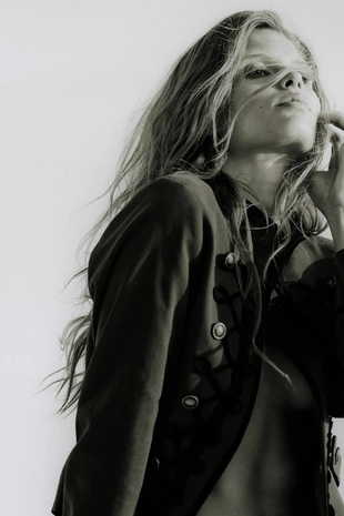 Блейзер с погонами и застежками-аламарами- Заказать в России