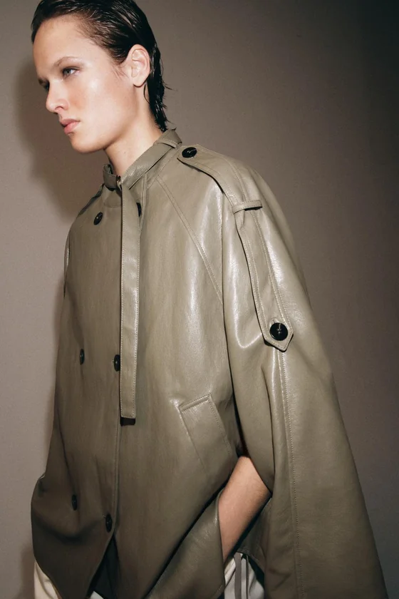 КУРТКА-НАКИДКА ИЗ ИСКУССТВЕННОЙ КОЖИ — коллекция Zara «ZW»