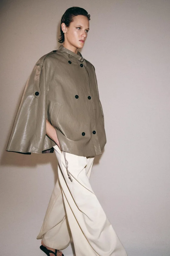 КУРТКА-НАКИДКА ИЗ ИСКУССТВЕННОЙ КОЖИ — коллекция Zara «ZW»