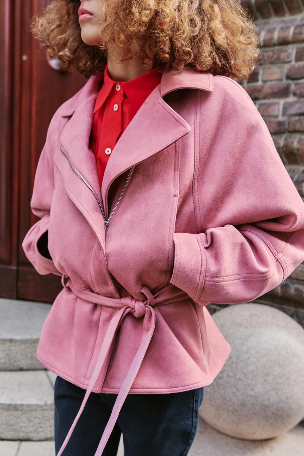 КУРТКА ИЗ ИСКУССТВЕННОЙ ЗАМШИ С РЕМНЕМ