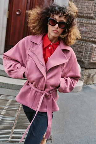 Куртка из искусственной замши с ремнем- Заказать в России