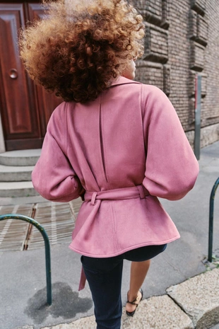 Куртка из искусственной замши с ремнем- Заказать в России