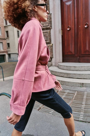 Куртка из искусственной замши с ремнем- Заказать в России