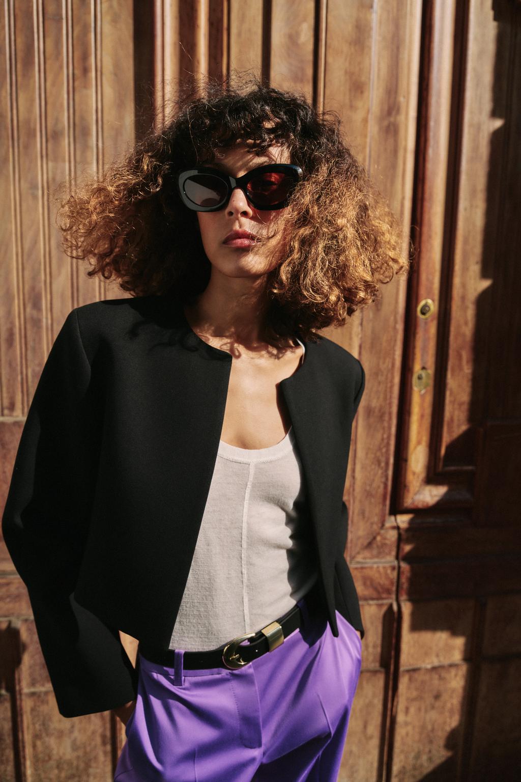 КОРОТКИЙ БЛЕЙЗЕР С ПОДПЛЕЧНИКАМИ