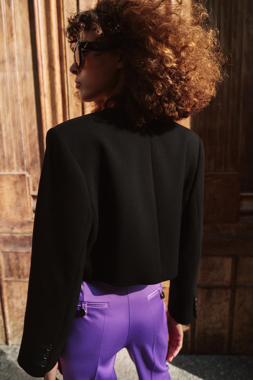 КОРОТКИЙ БЛЕЙЗЕР С ПОДПЛЕЧНИКАМИ