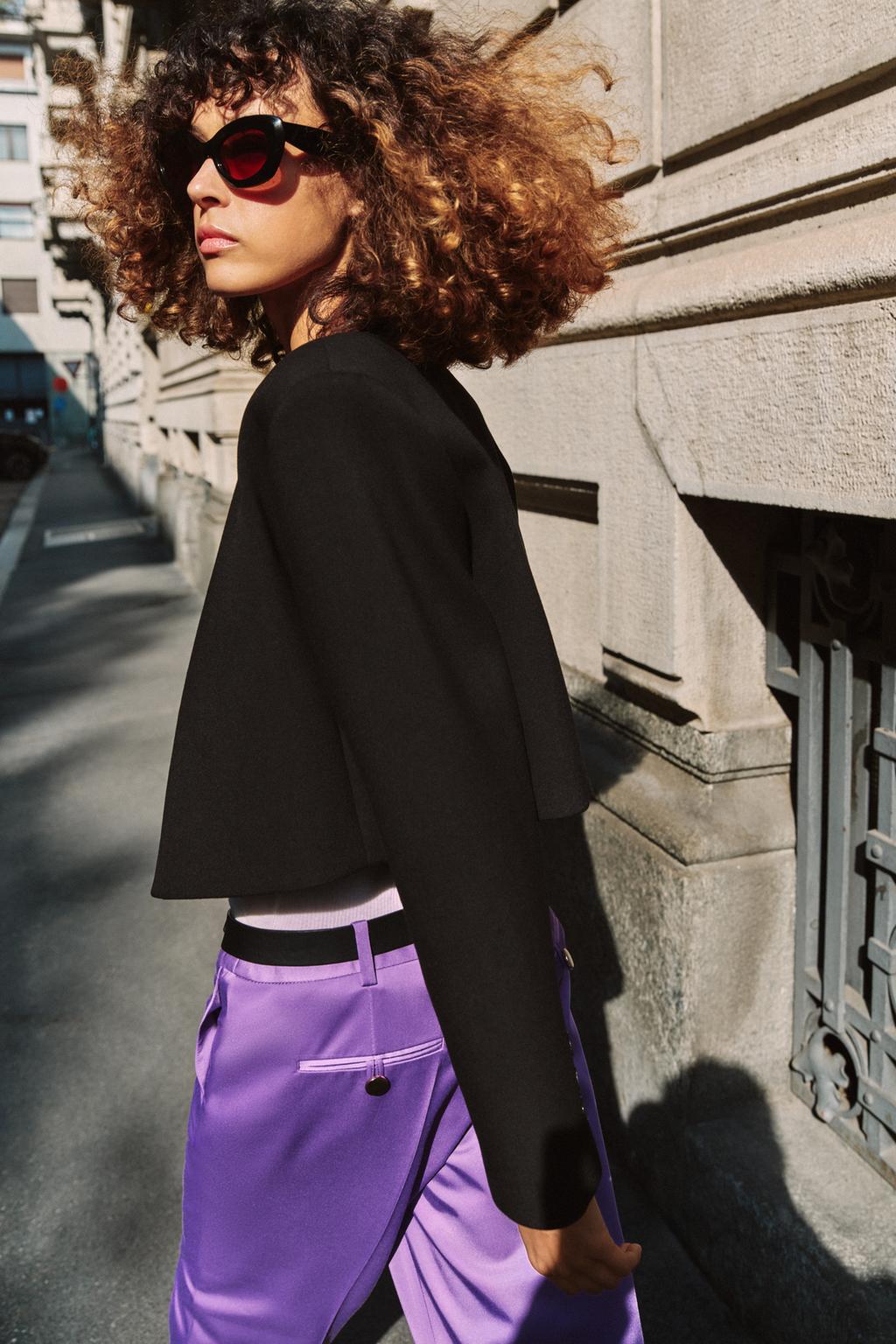 КОРОТКИЙ БЛЕЙЗЕР С ПОДПЛЕЧНИКАМИ