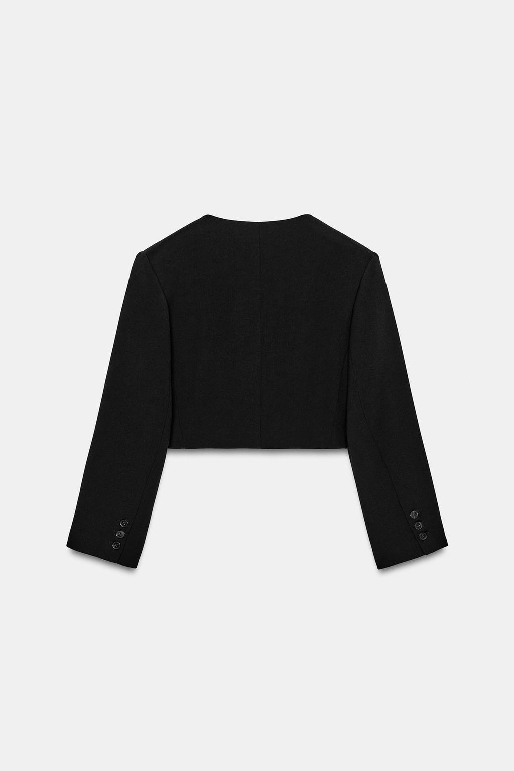 КОРОТКИЙ БЛЕЙЗЕР С ПОДПЛЕЧНИКАМИ