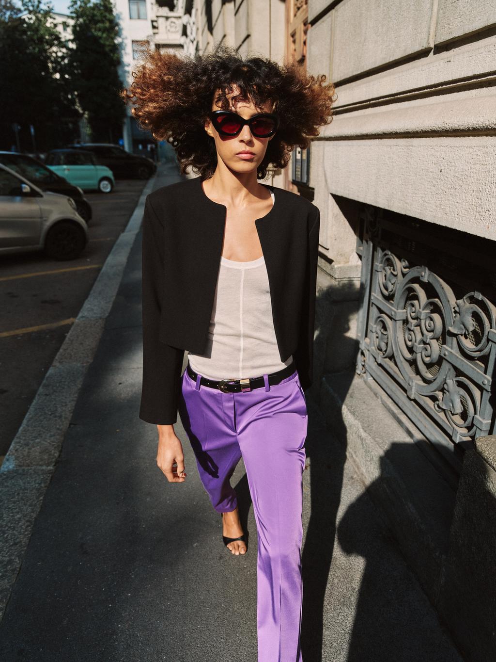 КОРОТКИЙ БЛЕЙЗЕР С ПОДПЛЕЧНИКАМИ