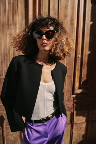 Короткий блейзер с подплечниками- Заказать в России