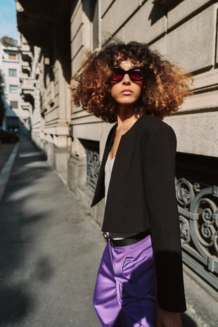 Короткий блейзер с подплечниками- Заказать в России