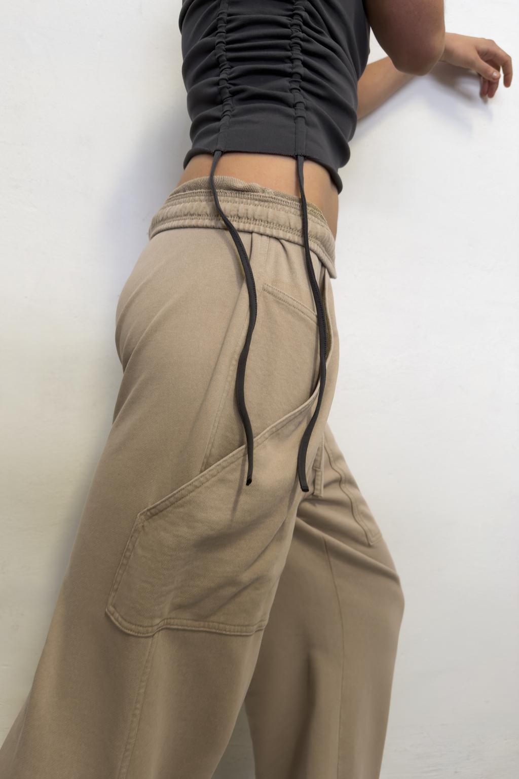 БРЮКИ-ДЖОГГЕРЫ С КАРМАНАМИ