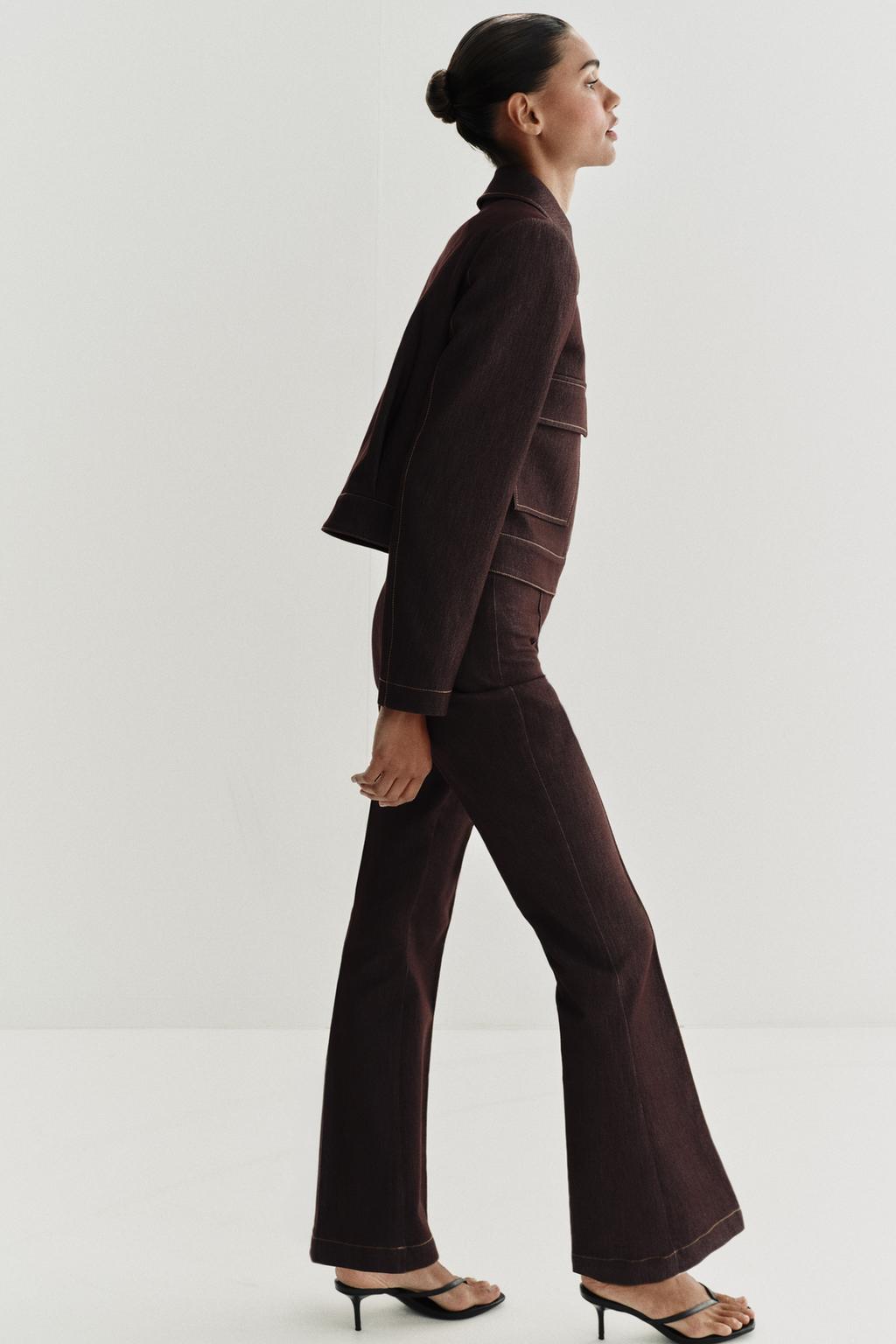 УКОРОЧЕННАЯ КУРТКА С КАРМАНАМИ И КЛАПАНАМИ