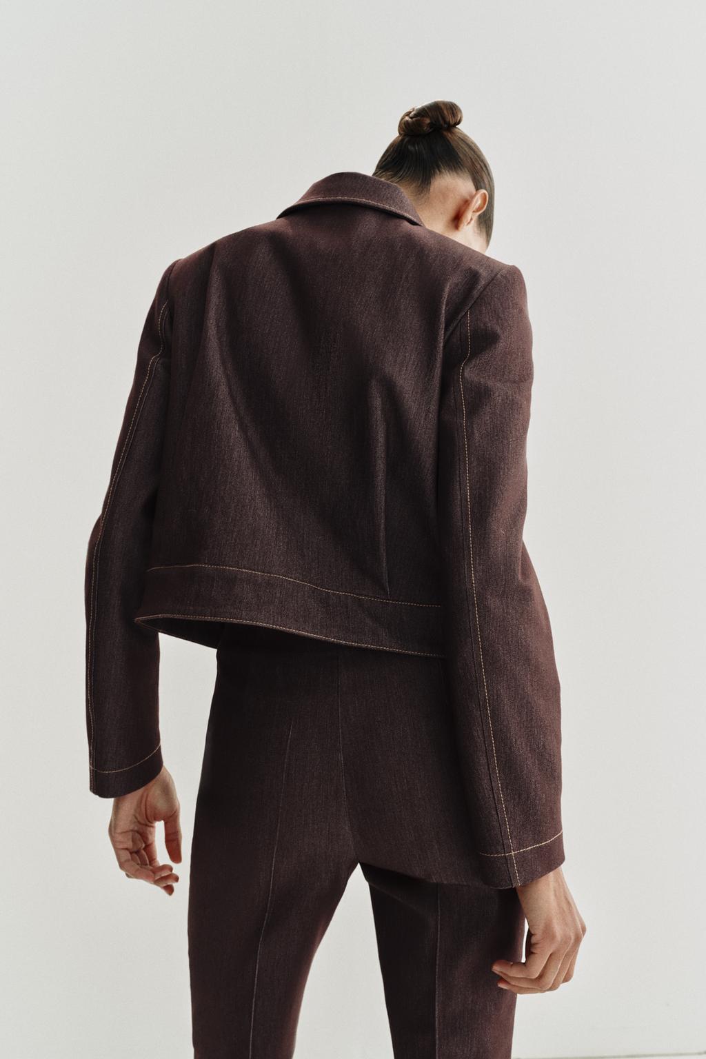 УКОРОЧЕННАЯ КУРТКА С КАРМАНАМИ И КЛАПАНАМИ