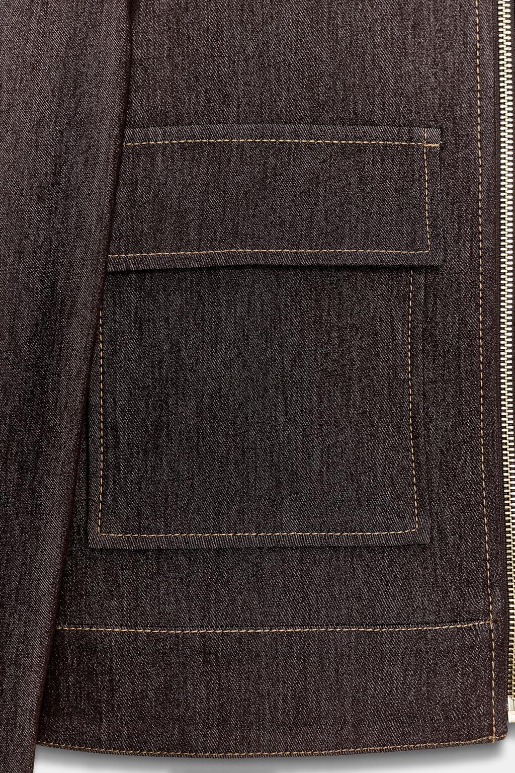 УКОРОЧЕННАЯ КУРТКА С КАРМАНАМИ И КЛАПАНАМИ