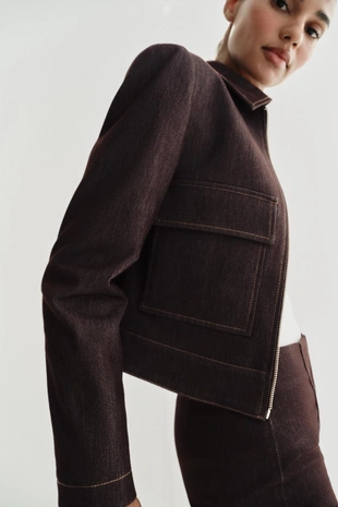 Укороченная куртка с карманами и клапанами- Заказать в России