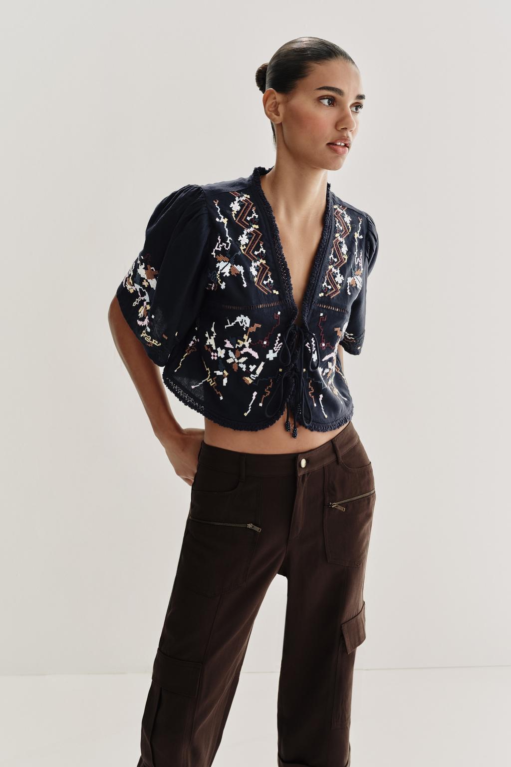 УКОРОЧЕННЫЙ ТОП С ЦВЕТОЧНОЙ ВЫШИВКОЙ