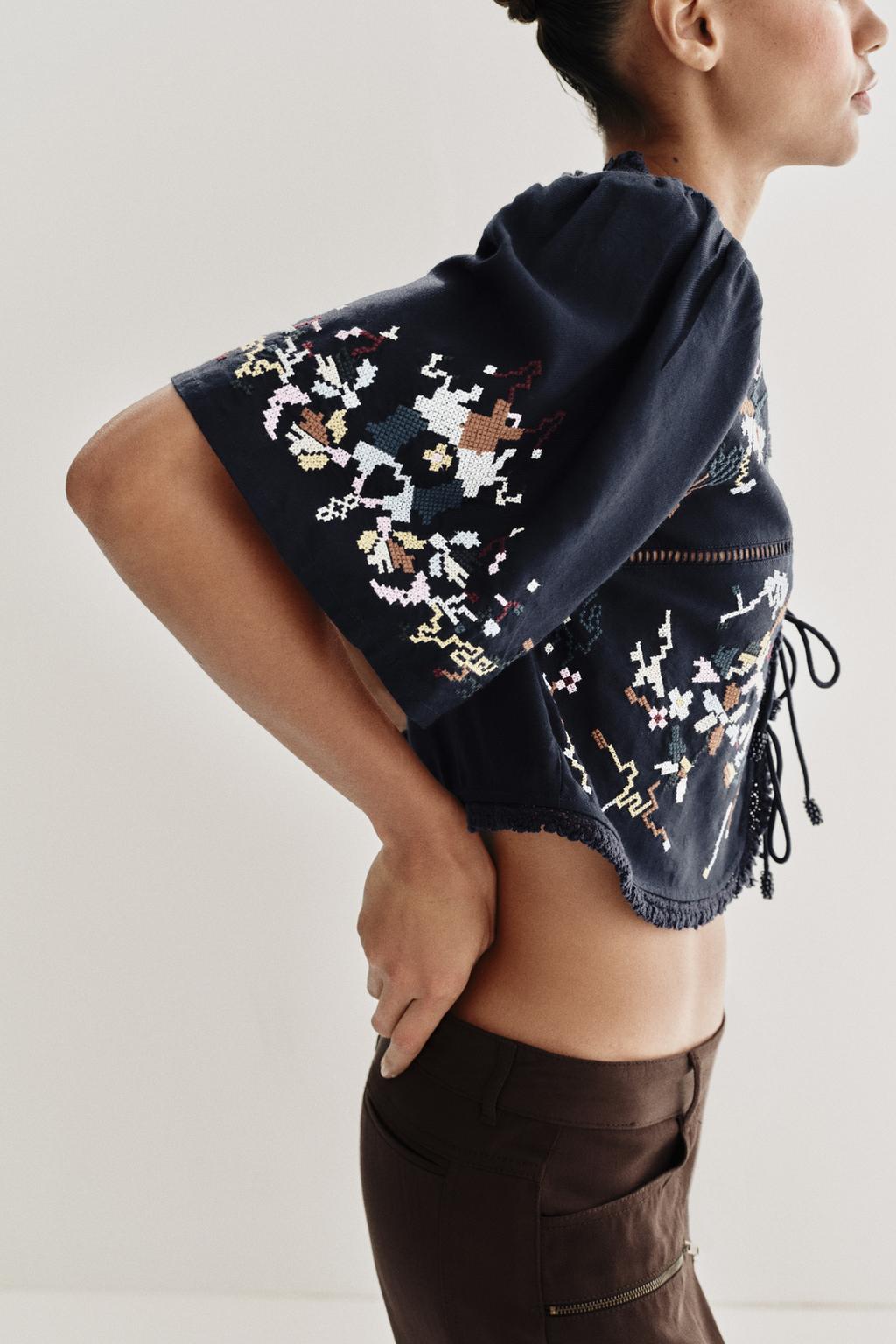 УКОРОЧЕННЫЙ ТОП С ЦВЕТОЧНОЙ ВЫШИВКОЙ